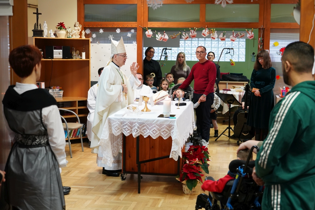 Biskup Radoš pohodio Caritasov Dnevni boravak djece „Dr. Antun Bogdan“ u Čakovcu